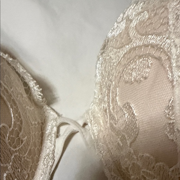 Victoria’s Secret Elegant Lace Women's Bra in Cream - Picture 6 of 7